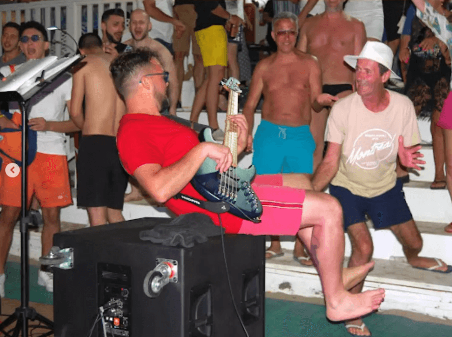pier paolo patti durante un live dei jam boy interagisce con il pubblico al pianeta mare di campofelice di roccella