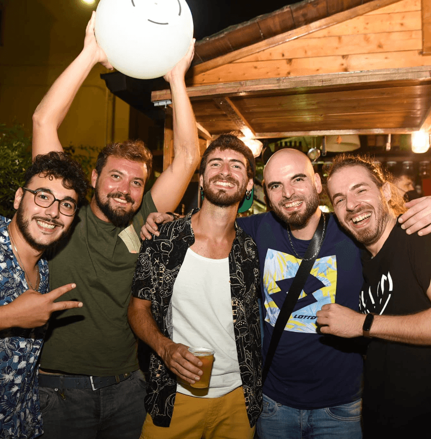 i jamboy con 2 amici posano dopo un live a montemaggiore belsito in provincia di palermo