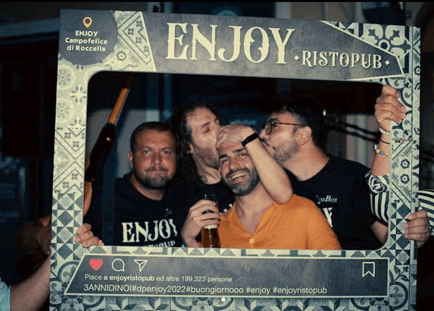 i jamboy con il propietario dell'enjoy ristopub di campofelice di roccella durante i festeggiamenti dei 3 anni di attività del locale