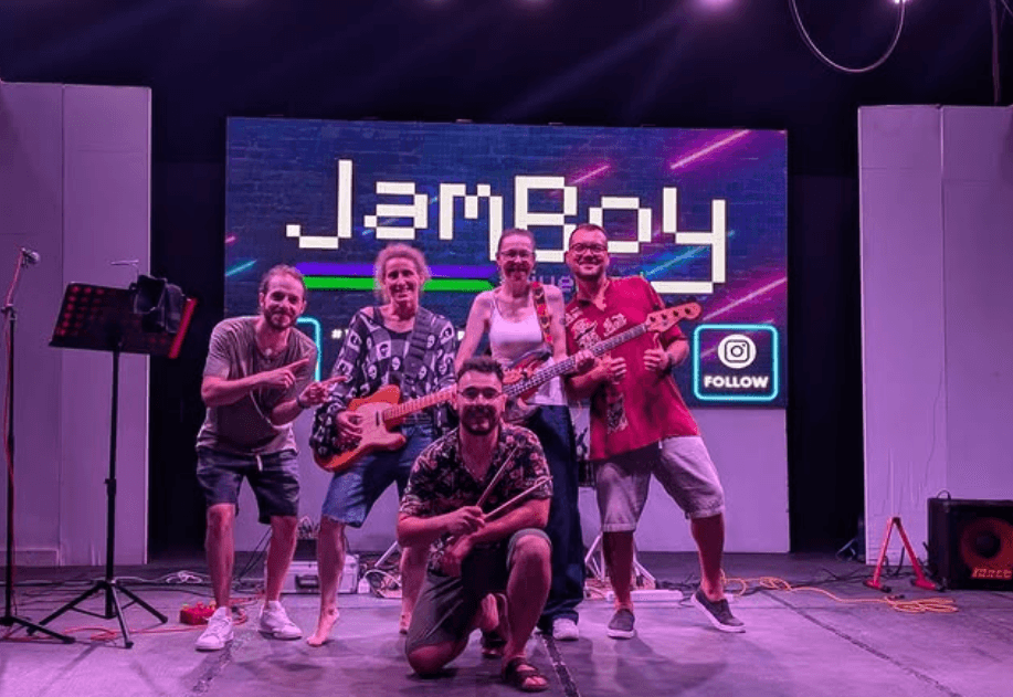 jamboy al grand palladium sicilia, la resident band con 2 turiste in viaggio di nozze 