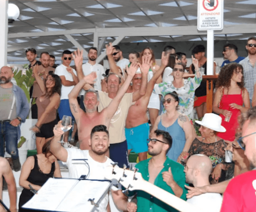 Folla di gente durante il 2 giugno durante la musica live dei jamboy al pianeta mare di campofelice